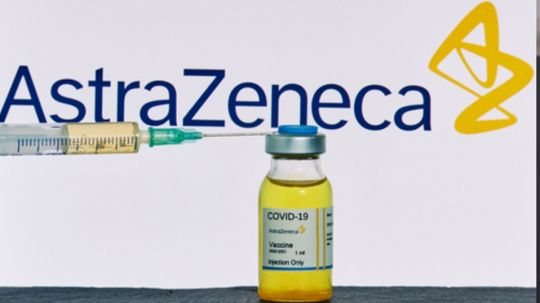 Vacuna contra covid-19 de AstraZeneca es segura, 79% efectiva y sin riesgo de coágulos