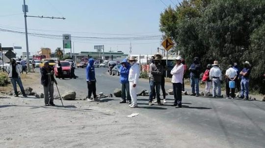 Vecinos de Tenancingo bloquean carretera federal Puebla-Tlaxcala por inconformidad con obra