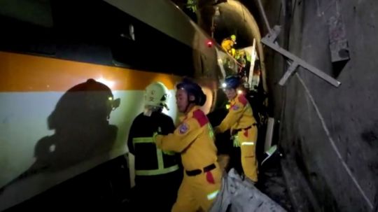 Descarrilamiento de tren deja al menos 51 muertos en Taiwán