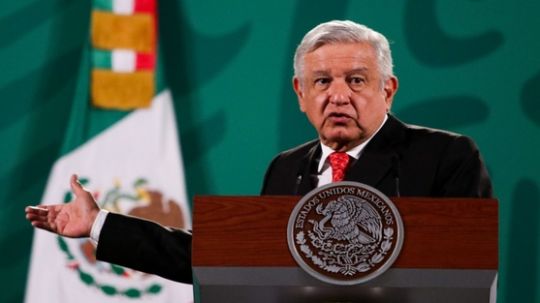 AMLO critica a INAI por decisión de impugnar padrón de usuarios de telefonía móvil