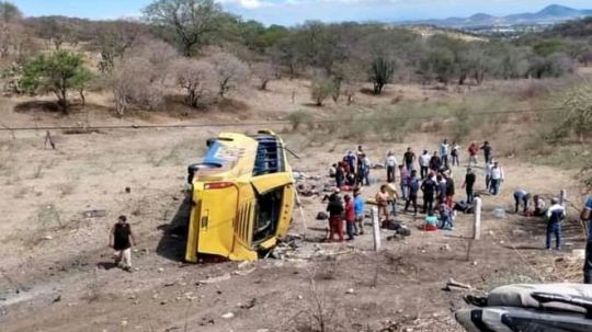 Suman seis personas muertas por volcadura de camión en Izúcar, Puebla