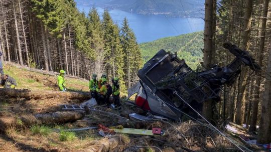 Cabina de teleférico se desploma en Stresa, Italia; hay 14 muertos