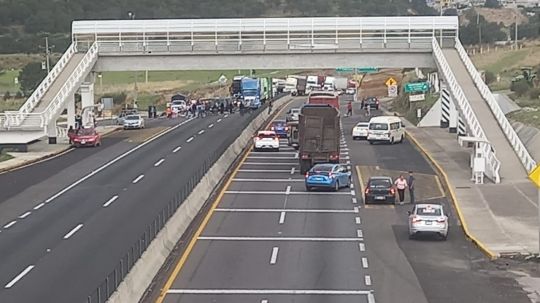 En Sanctórum cierran carretera federal para reclamar cuerpos de fallecidos en explosión de polvorín 