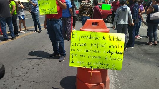 En demanda de agua bloquean avenida de Puente Rojo que conecta a Tlaxcala y Totolac