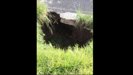 La tierra se hunde en carretera de Atltzayanca, pobladores en alerta 