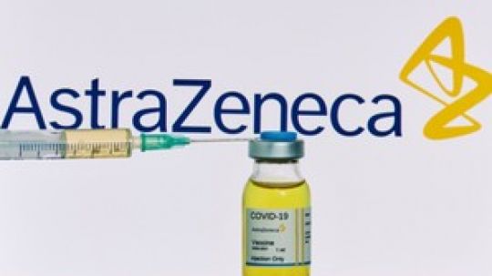 ¿Sólo tiene la primera? Revelan que largo intervalo entre dosis de vacuna AstraZeneca mejora eficacia