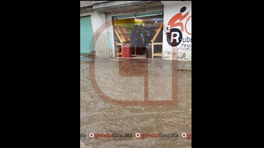 Lluvia afecta circulación y colapsa coladeras en Acuitlapilco