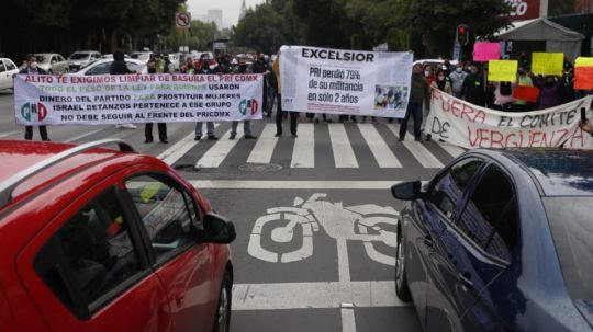 Continúa bloqueo de militantes en sede nacional del PRI, en CdMx