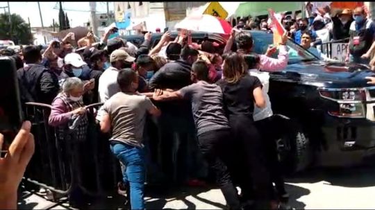 Aglomeraciones, empujones y manifestaciones en visita de AMLO 