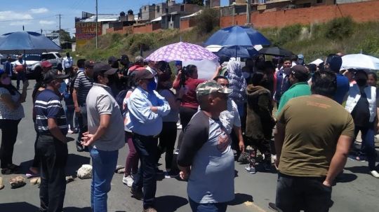 Estalla conflicto por falta de agua en comunidad de Santa Cruz, cierran carretera a Apizaco 