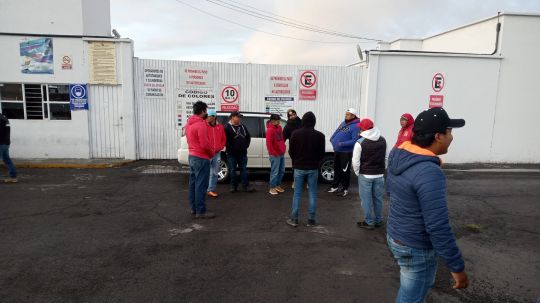 Empresa quiere dar a prestadores de servicio 25 centavos por litro vendido, toman instalaciones en Ixtacuixtla