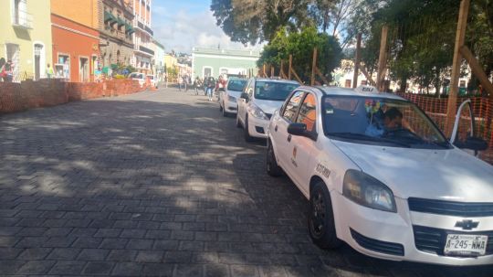 Taxistas se quejan de que trabajos en el zócalo afectan su fuente de empleo, protagonizan manifestación 