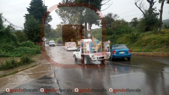 Se desborda río en Tenexyecac, inunda viviendas y carretera 