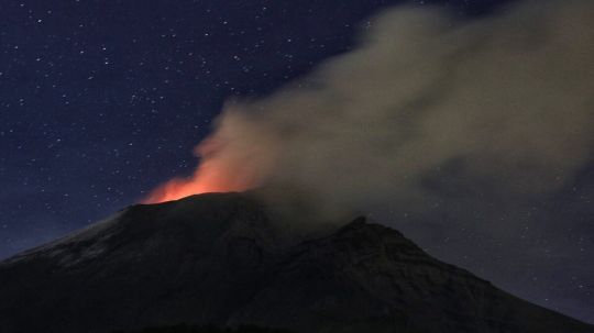 Lanza el Popo fragmentos incandescentes tras explosión