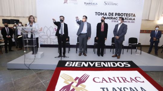 Lorena Cuéllar tomó protesta a Javier Zamora Ríos como presidente de Canirac Tlaxcala