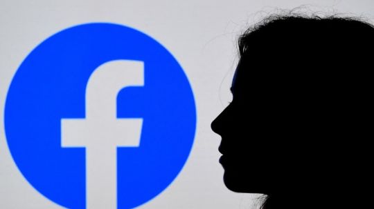 Acciones de Facebook se desploman tras caída mundial de servicios