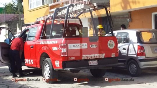 Bomberos sacan tanque de vivienda en Panotla para controlar fuga 