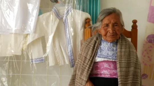 Doña Josefa Rojas de 90 años busca conservar las tradiciones de su natal Ixtenco, participa en concurso de disfraces