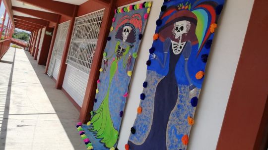 Alumnos de secundaria 42 elaboran catrinas con pinturas acrílicas en asignatura de artes
