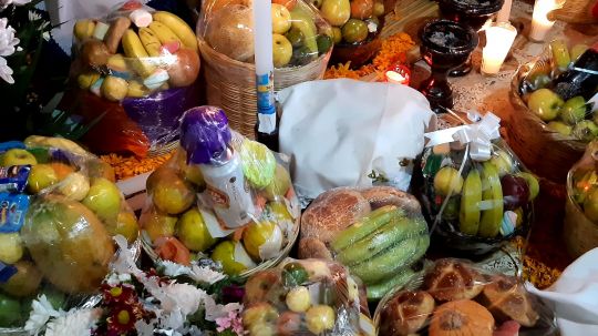 Frutas y una variedad de comidas adornaron las ofrendas tlaxcaltecas