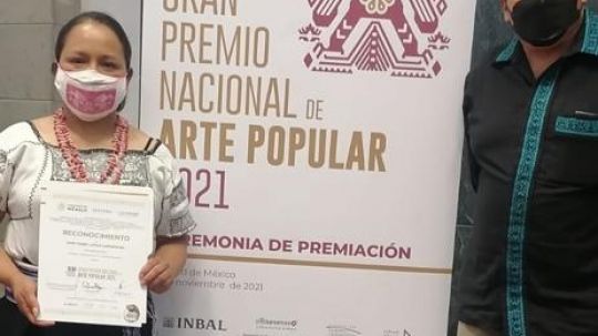 Mary Isabel López Carpinteyro, artesana de Ixtenco gana Premio Nacional Bicentenario 