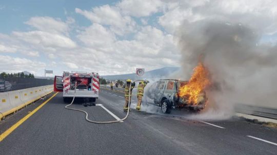 El incendio de una camioneta en pleno libramiento a Tlaxcala provoca alarma 