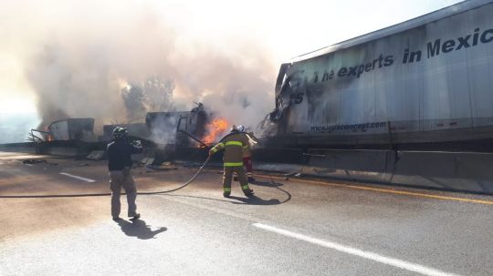 Aparatoso choque entre trailers en Arco Norte provoca incendio de unidades, cierre vehicular y atracos 