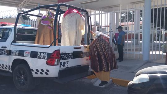 El colmo: Mientras policías sirven de taxi a Reyes Magos, en Contla asaltan tienda departamental en pleno centro