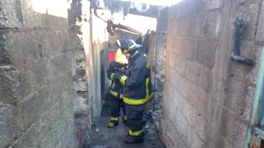 Por intenso frío mujer mete anafre a su vivienda en Tequexquitla, se incendia y muere calcinada