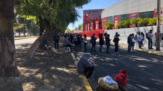 Larguísimas las filas para aplicación refuerzo de vacuna Covid a docentes