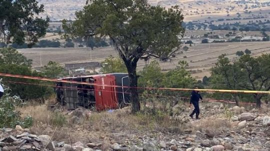 Seis docentes lesionados y un muerto, tras volcarse autobús en Curva del Diablo