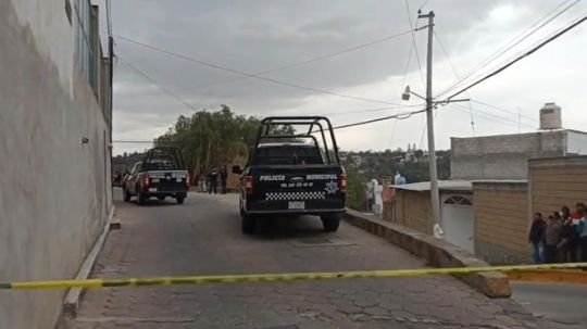 Asesinan a puñaladas a joven mujer y tiran su cuerpo en terreno baldío de Acxotla