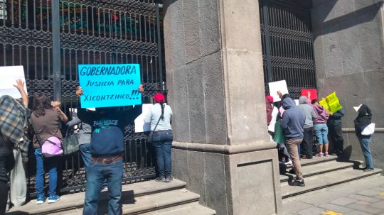 Pobladores de Xicohtzinco lanzan huevos en el Congreso para repudiar su actuación con el municipio 