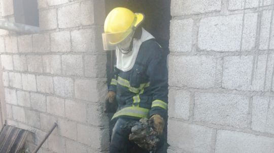 Arde vivienda en Huamantla, logran controlar incendio para no dañar más viviendas 