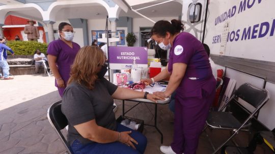 Unidad móvil del SEDIF lleva servicios médicos a población vulnerable