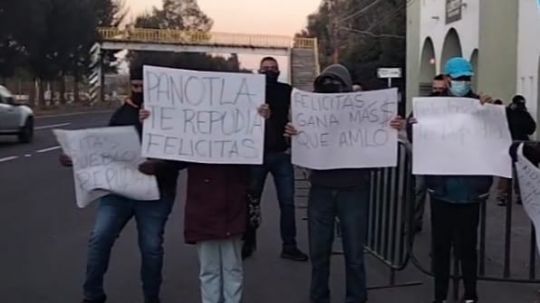 Manifestaciones en visita de AMLO piden esclarecer feminicidio y mostrar inconformidad con autoridades municipales 