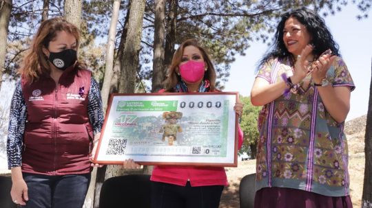 Develan billete conmemorativo del día internacional de la mujer en la zona arqueologica de Xochitécatl