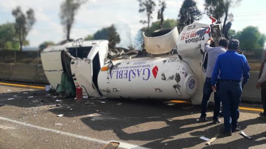 Atiende protección civil de Huamantla y bomberos volcadura de pipa de gas