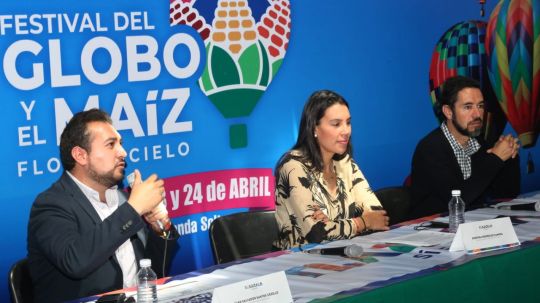 Asiste Salvador Santos a presentación del festival del globo y el maíz flor de cielo