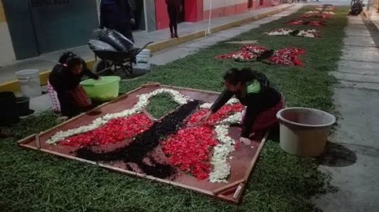 Elaboración de alfombras, expresión de devoción que resurge en esta Semana Santa 