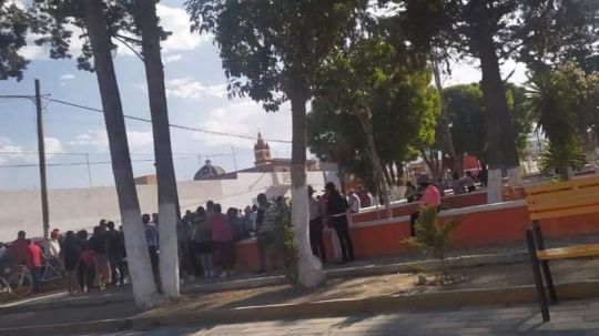 Multitud pretende linchar a dos presuntos ladrones de arte sacro en Huamantla, policía municipal logra evitarlo