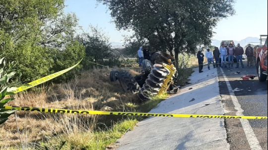 Tras choque con camioneta, tractor vuelca en Huamantla y su conductor fallece 