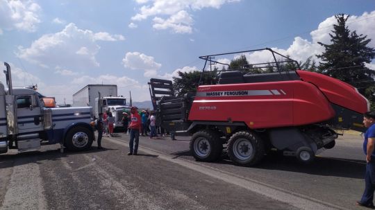 Inconformes por retraso en entrega de cuerpo de menor fallecida en accidente de Calpulalpan bloquean carretera 