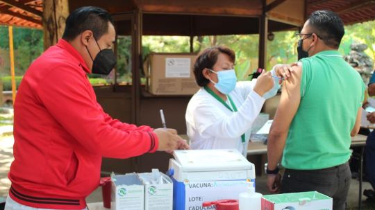 Aplica SESA dosis de refuerzo Covid-19 a personal de salud 