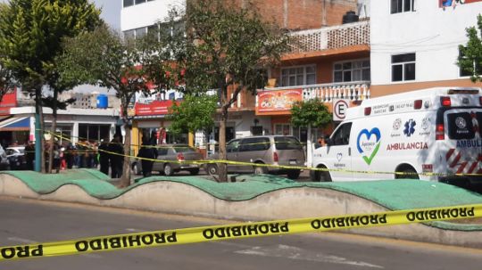 Apizaco capital del crimen: En plena calle disparan a dos hombres, uno muere