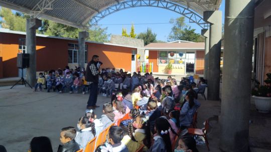 Con dibujos en la técnica japonesa del kamishibai, fomentan lectura en niñez de Huamantla