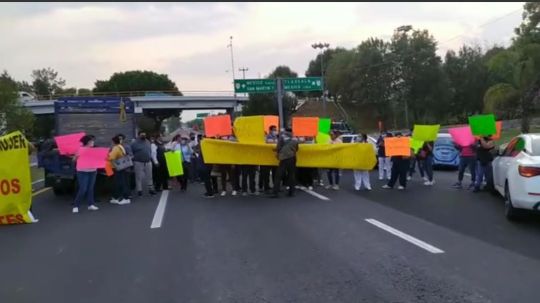 Trabajadores de Salud bloquean carretera, la liberan antimotines 