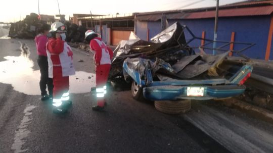 Pipa vuelca y aplasta a auto particular en el libramiento de Huamantla, un hombre murió en el lugar 