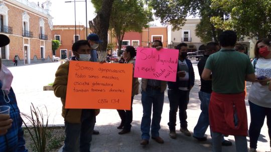 Se manifiestan docentes de CBTA de Tetlanohcan frente a Palacio de Gobierno, piden regularizar pagos 