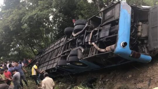 En Chiapas, autobús con peregrinos vuelca en carretera; hay 9 muertos y 28 heridos